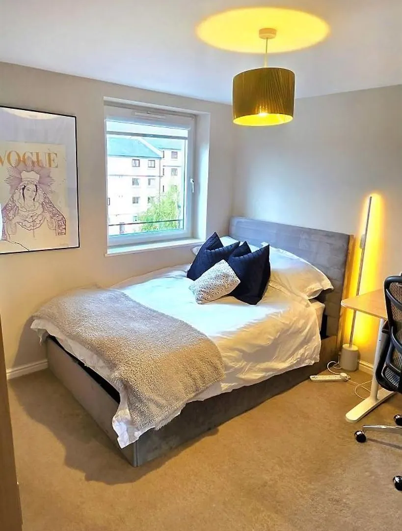Modern Room In A Flat Near Haymarket Edimburgo
